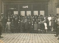 860691 Afbeelding van het publiek staande voor het café uitgebaat door C.A. Verhasselt-Wed. N.J. van der Louw ...